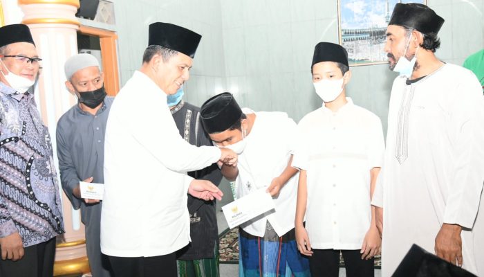 Safari Ramadhan Di Masjid Baitul A’la, Gubernur Ansar Serahkan Bantuan BAZ Dan Masker