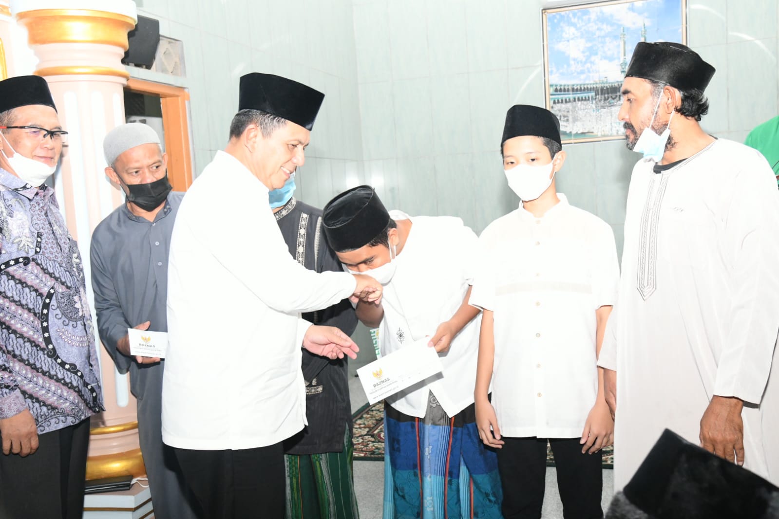 Safari Ramadhan Di Masjid Baitul A’la, Gubernur Ansar Serahkan Bantuan BAZ Dan Masker