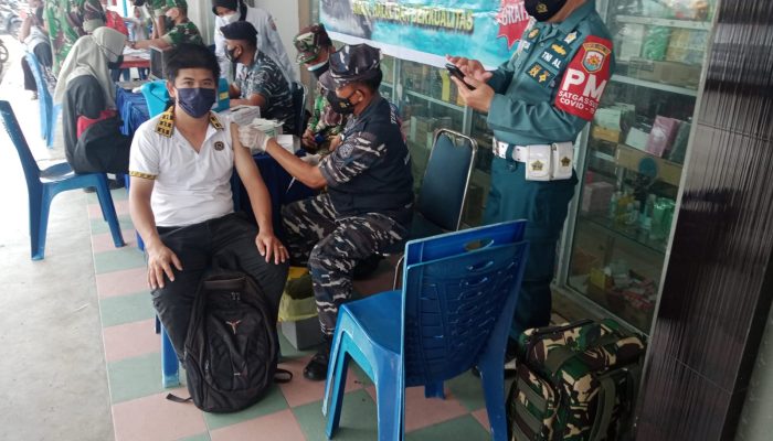 Kejar Target Vaksinasi, Tim Mobile Kodim 0317/TBK Lakukan Vaksinasi Di Depan Swalayan Oriental