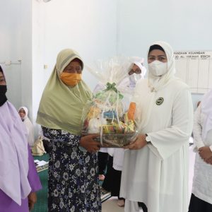 BKMT Provinsi Kepri Serahkan Paket Sembako Kaum Dhuafa Di Desa Penaga