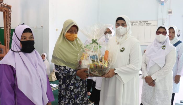 BKMT Provinsi Kepri Serahkan Paket Sembako Kaum Dhuafa Di Desa Penaga