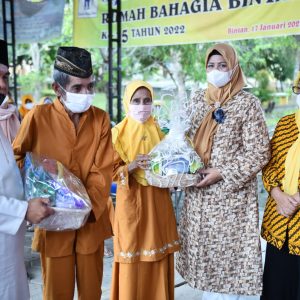 Dewi Ansar Serahkan Bantuan Bagi Lansia Di Rumah Bahagia Bintan