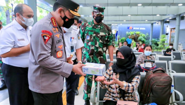 Tinjau Stasiun Pasar Senen, Kapolri Imbau Warga Mudik Sebelum 28 April 2022