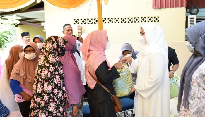 YKI Kepri Bagikan 100 Paket Sembako Bagi Penyintas Kanker Tanjungpinang-Bintan
