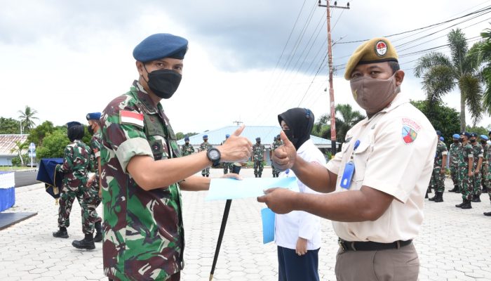 Jelang Idul Fitri 1443 H, Danlanud RHF Bagikan THR Dan Bingkisan Lebaran
