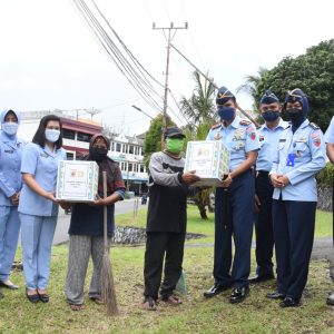 Sambut Idul Fitri,  Lanud RHF Tanjungpinang Bagikan Bingkisan Untuk Masyarakat