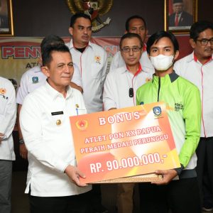 Gubernur Ansar Serahkan Bonus Untuk Atlet dan Pelatih Berprestasi PON XX Papua 2021