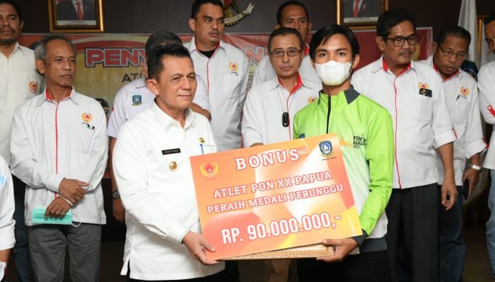 Gubernur Ansar Serahkan Bonus Untuk Atlet dan Pelatih Berprestasi PON XX Papua 2021