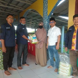 Penghujung Ramadhan, PWI Tanjungpinang Bagikan Beras Untuk Anak Yatim