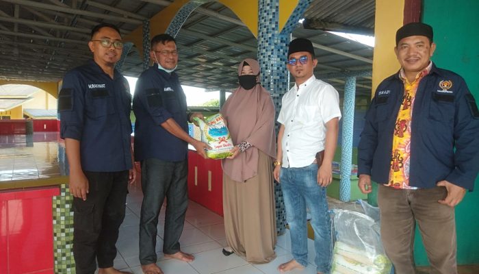 Penghujung Ramadhan, PWI Tanjungpinang Bagikan Beras Untuk Anak Yatim