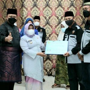 Sambut Ramadhan, Walikota Serahkan Insentif RT/RW Triwulan I