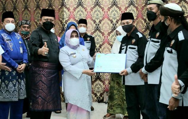 Sambut Ramadhan, Walikota Serahkan Insentif RT/RW Triwulan I