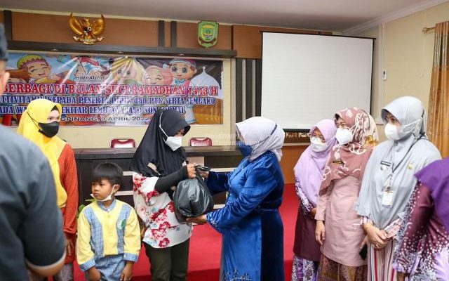 Ramadhan 1443 H, Himpaudi Tanjungpinang Bagikan Paket Sembako