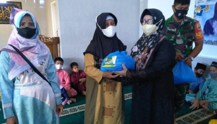 Jelang Idul Fitri, ASN Pemko Tanjungpinang Berbagi Paket Sembako Dan Uang Tunai 