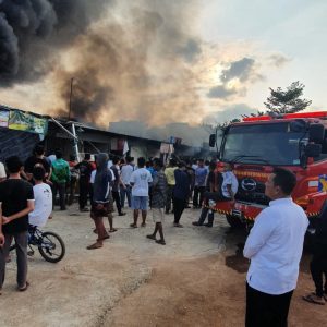 Gubernur Ansar Saksikan Pemadaman Kebakaran Kios di Punggur 