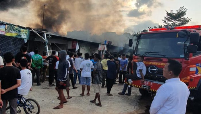 Gubernur Ansar Saksikan Pemadaman Kebakaran Kios di Punggur 