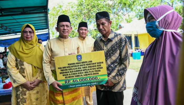 Gubernur Kepri Serahkan Bantuan Dana Hibah untuk Rumah Ibadah