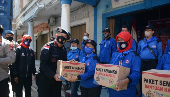 Kapolda Kepri Serahkan 1.000 Paket Sembako Bantuan Kapolri Untuk K-SPSI