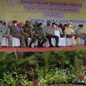 Hardiknas Tahun 2022, Danlanud RHF Serahkan Bantuan Transportasi Laut Bagi Siswa