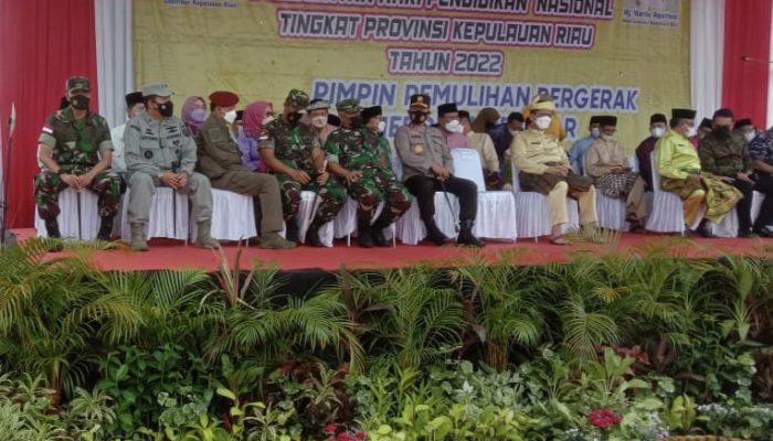 Hardiknas Tahun 2022, Danlanud RHF Serahkan Bantuan Transportasi Laut Bagi Siswa