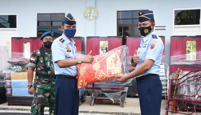 Danlanud RHF Tanjungpinang Serahkan Kazenering Untuk Rumah Dinas