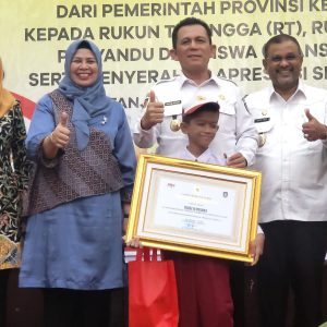 Gubernur Ansar Serahkan Bantuan Untuk RT/RW, Posyandu Dan Transportasi Siswa di Karimun