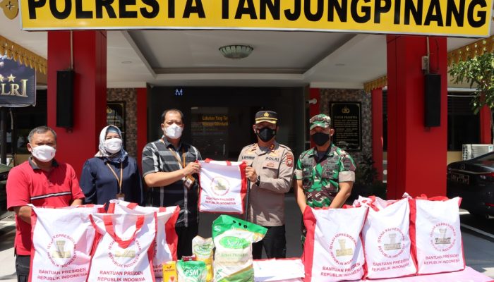 Polresta Tanjungpinang Terima 2.000 Paket Sembako Bantuan Presiden Untuk Masyarakat Tanjungpinang