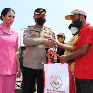 Kapolresta Tanjungpinang Distribusikan 150 Paket Sembako di Pelantar II