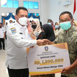 Gubernur Ansar Serahkan Bantuan RT/RW Dan Kader Posyandu di Lingga Senilai Rp2,2 Miliar