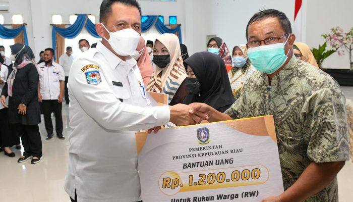 Gubernur Ansar Serahkan Bantuan RT/RW Dan Kader Posyandu di Lingga Senilai Rp2,2 Miliar