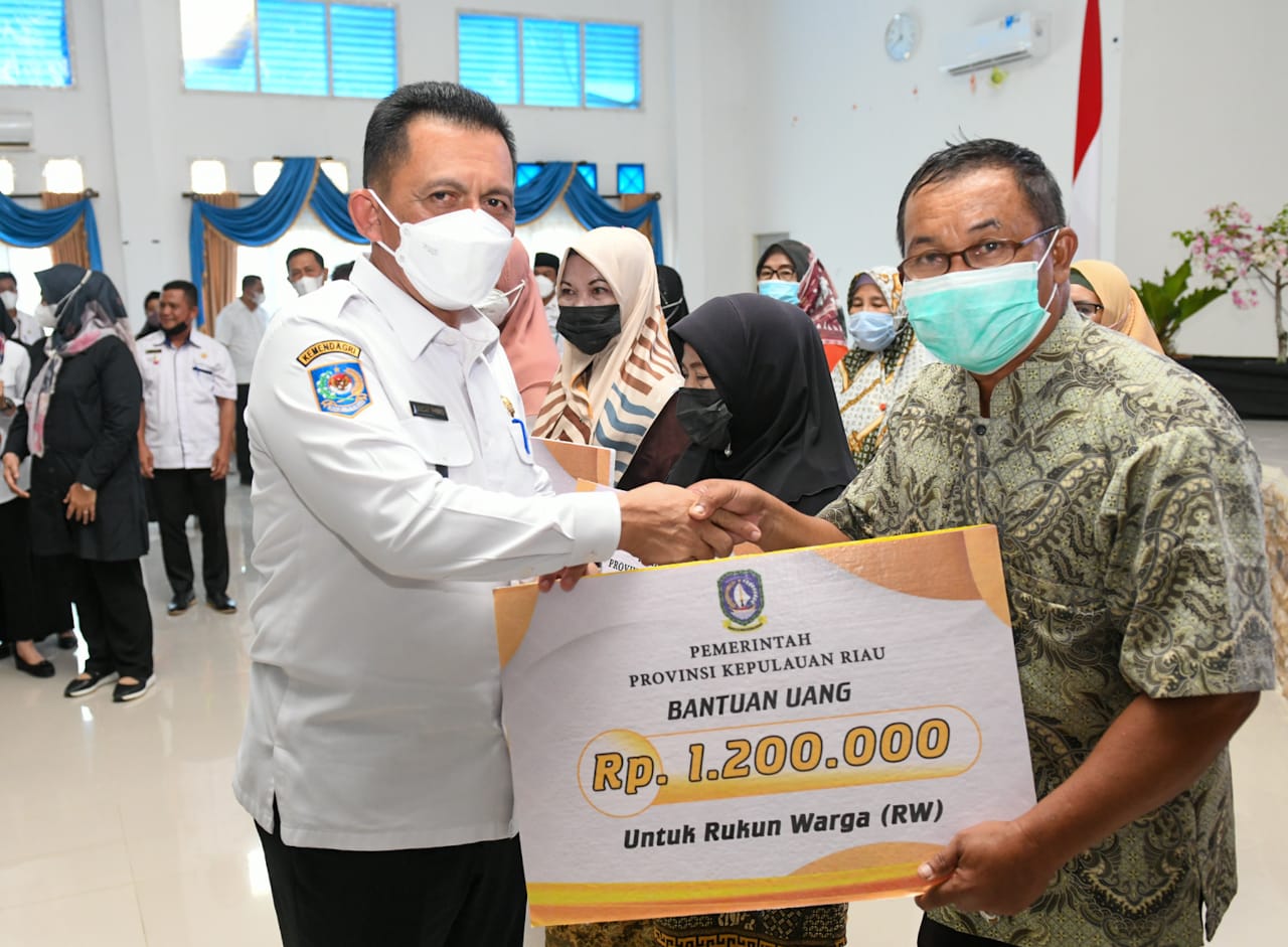 Gubernur Ansar Serahkan Bantuan RT/RW Dan Kader Posyandu di Lingga Senilai Rp2,2 Miliar