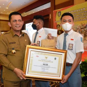 Gubernur Ansar Serahkan Bantuan RT/RW, Posyandu, dan Transportasi Laut Siswa se Tanjungpinang