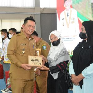 Gubernur Ansar Serahkan Bantuan RT/RW Di Kabupaten Bintan