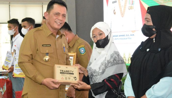 Gubernur Ansar Serahkan Bantuan RT/RW Di Kabupaten Bintan