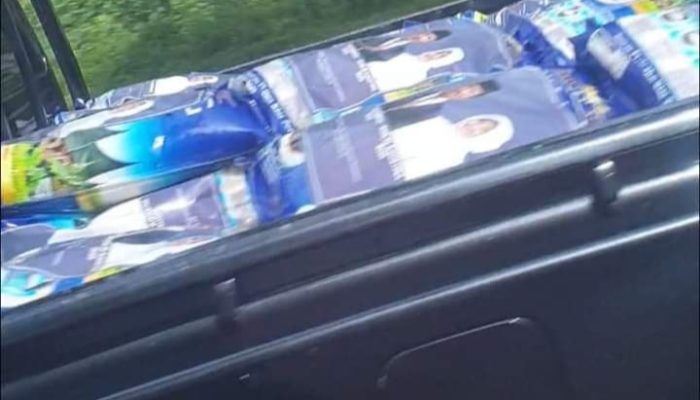 Mobdin Pemko Tanjungpinang Angkut Beras Berlogo Rudi-Marlin