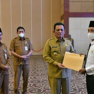 243 Dari 264 Formasi PPPK Guru Tahap II Terisi, Gubernur Ansar Serahkan SK