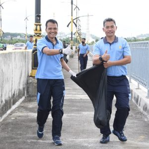 Hari Komando Operasi Udara ke-71, Danlanud RHF Gelar Karya Bhakti Kebersihan Di Jembatan Dompak 