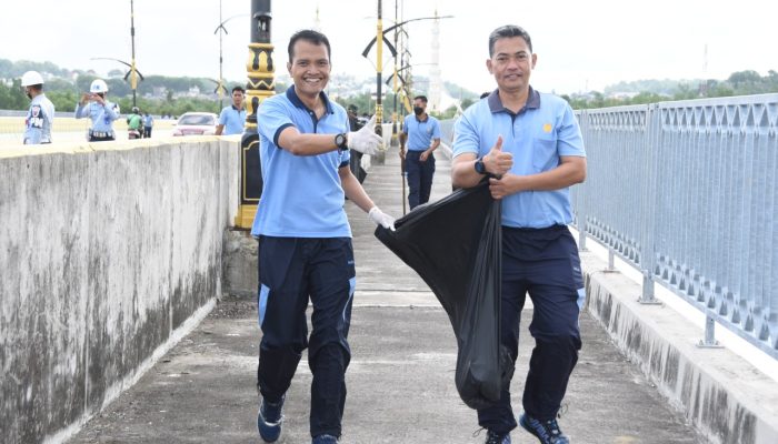 Hari Komando Operasi Udara ke-71, Danlanud RHF Gelar Karya Bhakti Kebersihan Di Jembatan Dompak 