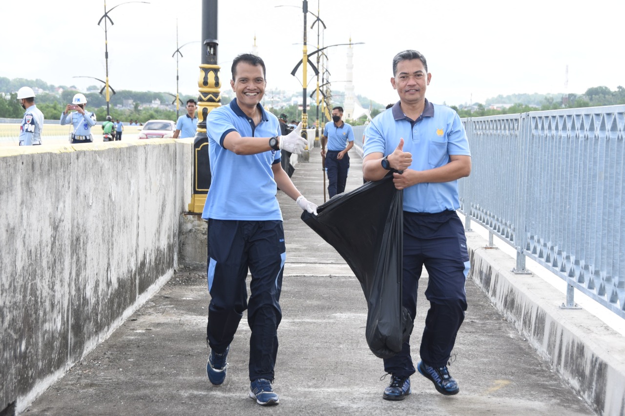 Hari Komando Operasi Udara ke-71, Danlanud RHF Gelar Karya Bhakti Kebersihan Di Jembatan Dompak 