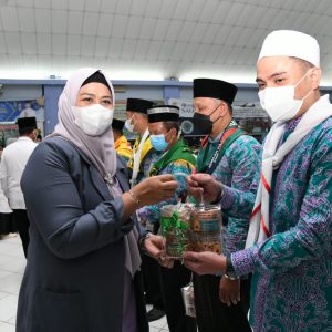 Gubernur Ansar Lepas 449 JCH Embarkasi Batam Kloter Pertama Menuju Arab Saudi