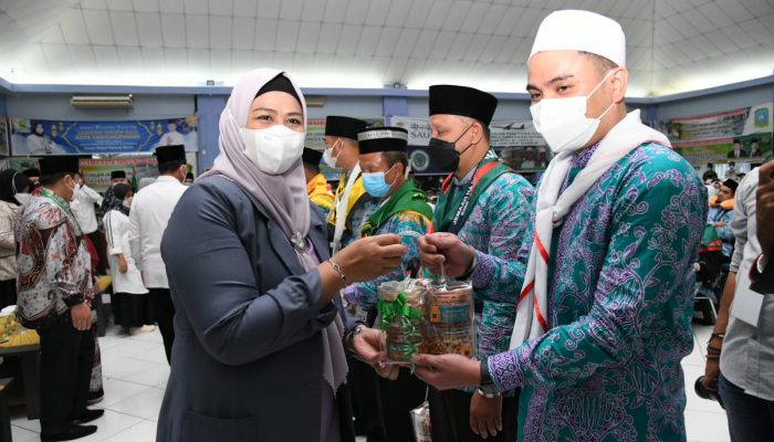 Gubernur Ansar Lepas 449 JCH Embarkasi Batam Kloter Pertama Menuju Arab Saudi