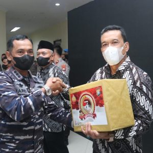 Polda Kepri Bersama Polres Jajaran Salurkan 8.770 Bansos dan Bansos Religi