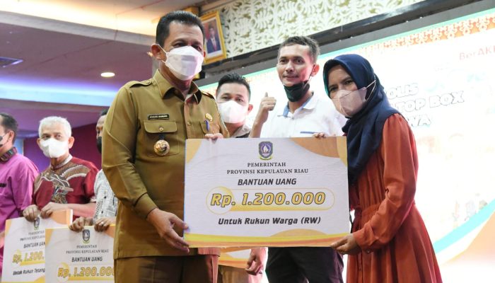 Pemprov Kepri Beri Insentif RT, RW Dan Posyandu se Kota Batam Senilai Rp6,78 Miliar