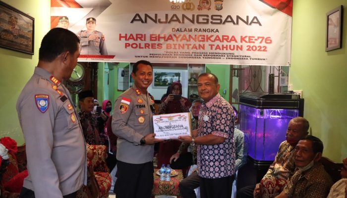 Kapolres Bintan Kunjungi Purnawirawan Polri Dan Warakauri Berikan Bingkisan