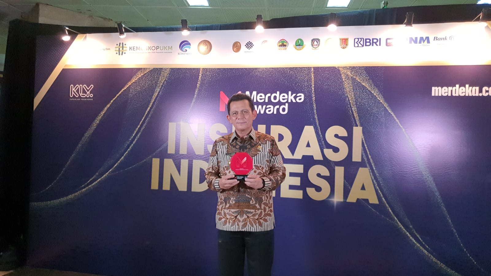 Gubernur Ansar Menerima Penghargaan “Merdeka Award” 2022