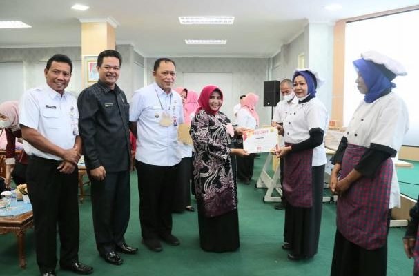 Dukung Home Industry, Rahma Serahkan Mesin Jahit dan Peralatan Kuliner