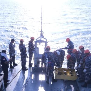 Latihan Peperangan, TNI AL Musnahkan Bahan Peledak Ranjau Laut Di Selat Riau