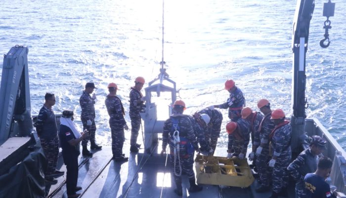 Latihan Peperangan, TNI AL Musnahkan Bahan Peledak Ranjau Laut Di Selat Riau