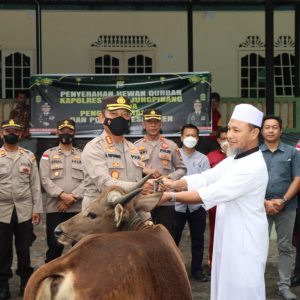 Polresta Tanjungpinang Serahkan Hewan Kurban Kepada Pengurus Masjid Dan Pondok Pesantren