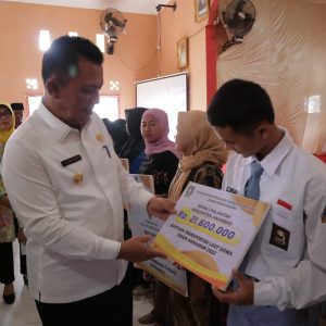 Gubernur Ansar Berikan Bantuan RT Dan RW Di Palmatak Dan Tarempa
